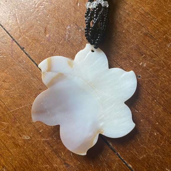 Flower necklace - Picture 3 of 4